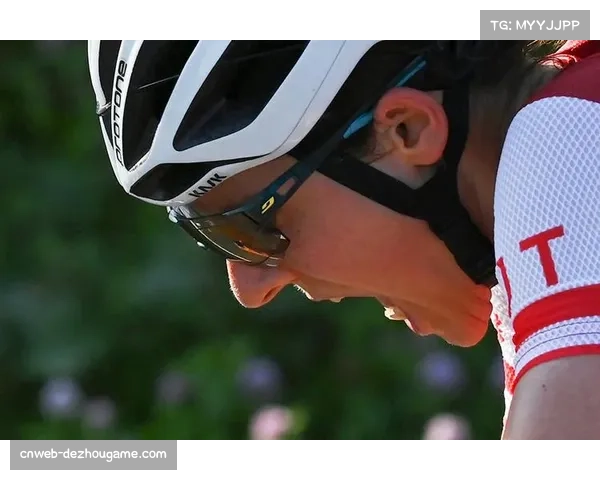 墨西哥运动员安娜希在铁人两项比赛中意外摔倒后以0.02秒逆转夺冠